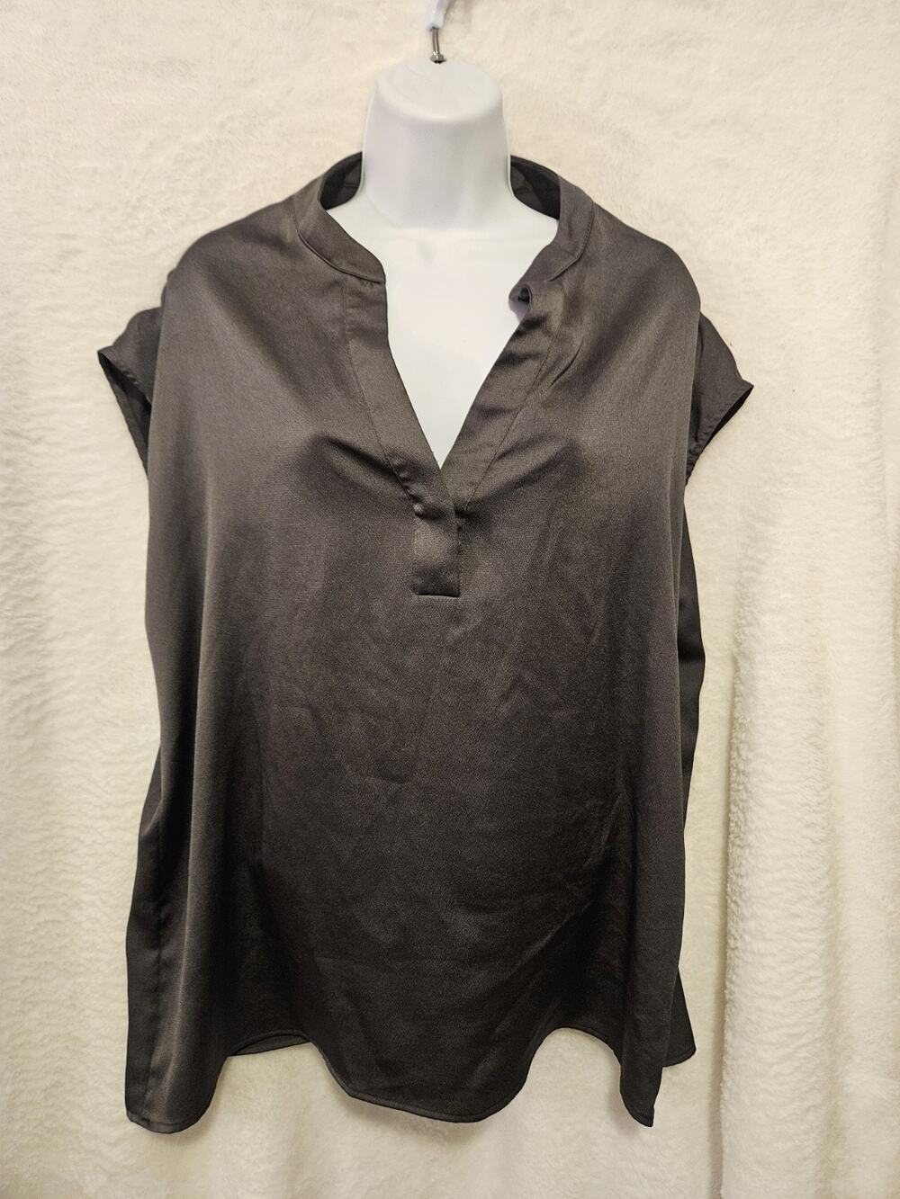 H&M Womens Green Polyester Blouse with Notched Collar Size Large Sleeveless Top